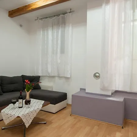 Tomic A-5 Apartment